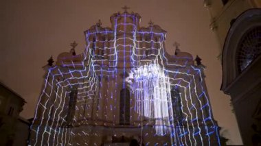 VILNIUS, LITHUANIA - 25 HAZİRAN 2023: Litvanya 'nın Eski Kenti Vilnius Işık Festivali sırasında çeşitli renklerle aydınlatılan sahne ışığı tesisleri.