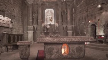 Krakow, Polonya - 8 Temmuz 2022: Ünlü Wieliczka tuz madeni. Dünyanın en eski tuz madenlerinden biri olan UNESCO Dünya Mirasları Alanı her gün çok sayıda kalabalığı çekiyor. St. Kingas Şapeli.