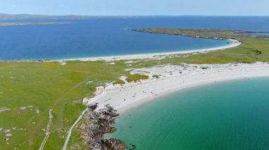 Dogs Bay ve Gurteen Bay plajları. Sırt sırta uzanmış, kum tepecikleriyle ayrılmış iki çarpıcı beyaz kumsal. Varış yeri Connemara 'daki Roundstone Köyü. Galway İlçesi, İrlanda.
