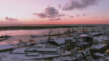 Klaipeda şehrinin, liman bölgesinin ve güneşli kış akşamının manzaralı manzarası. Eski Klaipeda kasabası, pitoresk günbatımında, Litvanya kıyılarında, kışın öğleden sonra.