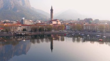 Lecco kasabası ve tatil köyünün güzel sabah manzarası. Lecco kasabasının ünlü Como Gölü ve Bergamo Alpleri arasında bulunan Picturesque rıhtımı. İtalya 'da tatil beldesi.
