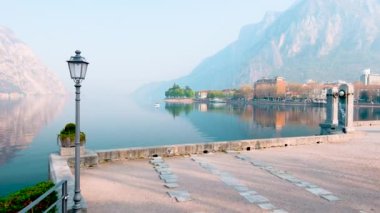 Lecco kasabası ve tatil köyünün güzel sabah manzarası. Lecco kasabasının ünlü Como Gölü ve Bergamo Alpleri arasında bulunan Picturesque rıhtımı. İtalya 'da tatil beldesi.