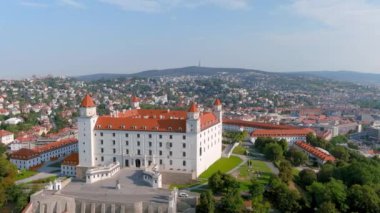 Bratislava Kalesi ya da Bratislavsky Hrad 'ın hava güneşli yaz sabahı manzarası, Eski Şehir ve Tuna Nehri üzerindeki tepenin üzerindeki, başkente tepeden bakan ve hakim olan bir dönüm noktası. Şehrin ünlü sembolü..