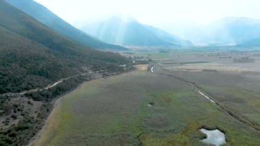 Antik efsaneye göre Herkül 'ün Stymfalian kuşlarını vurduğu yer olan Yunanistan' ın güneyindeki Corinthia 'da Mora Gölü' nün kuzeydoğusunda yer alan Stymphalia Gölü 'nün havadan görünüşü.