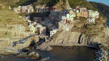 Güneşli bir akşamda Manarola köyünün hava manzarası. Ünlü Cinque Terre büyüleyici ve romantik şehirlerinin en küçüğü. İtalyan Riviera kıyı şeridi kuş bakışı, Liguria, Kuzey İtalya.