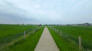 Resmi adıyla Kernanstown Cromlech olarak bilinen Brownshill Dolmen 'in hava görüntüsü muhteşem bir megalitik granit kapak taşı yaklaşık 103 ton ağırlığında İrlanda' nın Carlow ilçesinde yer almaktadır.