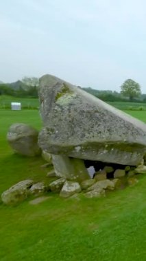 Brownshill Dolmen 'in havadan dikey görüntüsü, resmi adıyla Kernanstown Cromlech, İrlanda' nın Carlow ilçesinde 103 ton ağırlığında muhteşem bir megalitik granit kapak taşı.