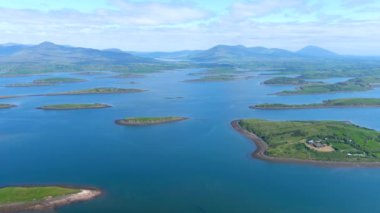 Clew Körfezi takımadalarından oluşan hava manzarası, kısmen buzul tarafından oluşturulan kireçtaşı bataryaları. Nam-ı diğer Cuan Modha, yukarıdan bakıldığında doğanın en muhteşem manzaralarından biri. Co. Mayo, İrlanda