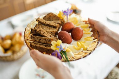 Litvanya 'da geleneksel Paskalya kahvaltısı. Litvanyalılar arasında çeşitli soğuk yemekler, taze pişmiş ekmek, haşlanmış yumurta, jambon, sosis ve taze sebzeler de yer alıyor. Paskalyayı kutluyoruz..