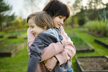 Şirin ablasının küçük kardeşiyle kucaklaşması. Sevimli genç kız küçük kardeşine sarılıyor. Doğayı keşfeden çocuklar. Kardeşler iyi anlaşıyor..