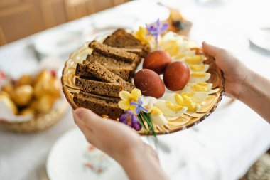 Litvanya 'da geleneksel Paskalya kahvaltısı. Litvanyalılar arasında çeşitli soğuk yemekler, taze pişmiş ekmek, haşlanmış yumurta, jambon, sosis ve taze sebzeler de yer alıyor. Paskalyayı kutluyoruz..