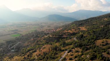 Yılan gibi dar yol dağın batı Yunanistan arasından kıvrıla kıvrıla hava görünüm. Katlanmış ve döner Yunanistan Peloponnese bölgesinde dağ kadar keskin virajlı dolu bir yol.