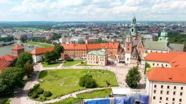 Wawel Kraliyet Kalesi 'nin havadan görünen yaz günü manzarası. Krakow' un merkezinde bir yerleşim yeri. Wawel Kraliyet Kalesi ve Wawel Tepesi Polonya 'nın tarihsel ve kültürel açıdan en önemli bölgesidir..