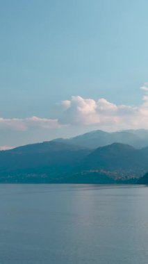 Lago di Como. Varenna civarındaki Como Gölü 'nün havadan dikey manzarası. Temiz hava, ufuktaki bulutlar, dağ silüeti, resimli balıkçı köyleri. Ünlü turist bölgesi. İtalya
