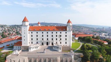 Bratislava Kalesi ya da Bratislavsky Hrad 'ın hava güneşli yaz sabahı manzarası, Eski Şehir ve Tuna Nehri üzerindeki tepenin üzerindeki, başkente tepeden bakan ve hakim olan bir dönüm noktası. Şehrin ünlü sembolü..