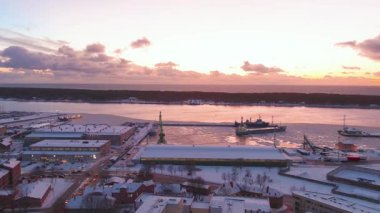 Klaipeda şehrinin, liman bölgesinin ve güneşli kış akşamının manzaralı manzarası. Eski Klaipeda kasabası, pitoresk günbatımında, Litvanya kıyılarında, kışın öğleden sonra.