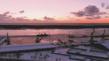 Klaipeda şehrinin, liman bölgesinin ve güneşli kış akşamının manzaralı manzarası. Eski Klaipeda kasabası, pitoresk günbatımında, Litvanya kıyılarında, kışın öğleden sonra.
