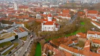 Yüzlerce insanın kutlamalardan ve Vilnius 'ta Aziz Patrick gününü kutlamaktan keyif aldığı hava manzarası. Vilnele Nehri, Ireland Günü 'nün koruyucu azizi olsun diye yeşile boyandı..
