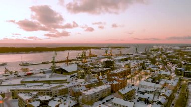 Klaipeda şehrinin, liman bölgesinin ve güneşli kış akşamının manzaralı manzarası. Eski Klaipeda kasabası, pitoresk günbatımında, Litvanya kıyılarında, kışın öğleden sonra.
