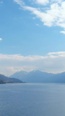 Lago di Como. Varenna civarındaki Como Gölü 'nün havadan dikey manzarası. Temiz hava, ufuktaki bulutlar, dağ silüeti, resimli balıkçı köyleri. Ünlü turist bölgesi. İtalya