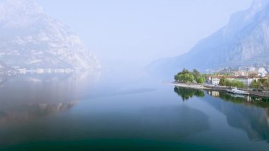 Lecco yakınlarındaki Como Gölü 'nün güzel sabah manzarası. Lecco kasabasının ünlü Como Gölü ve Bergamo Alpleri arasında bulunan Picturesque rıhtımı. İtalya 'da tatil beldesi.
