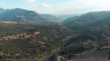 Yılan gibi dar yol dağın batı Yunanistan arasından kıvrıla kıvrıla hava görünüm. Katlanmış ve döner Yunanistan Peloponnese bölgesinde dağ kadar keskin virajlı dolu bir yol.