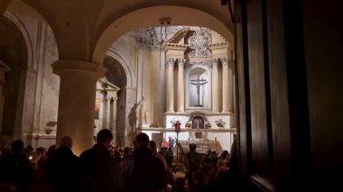 Vilnius, Litvanya - 31 Mart 2024: Kurtarıcı İsa Kilisesi 'nde Katolik Paskalya Ayini.