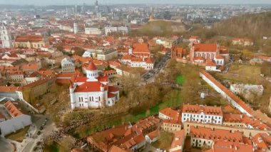 Yüzlerce insanın kutlamalardan ve Vilnius 'ta Aziz Patrick gününü kutlamaktan keyif aldığı hava manzarası. Vilnele Nehri, Ireland Günü 'nün koruyucu azizi olsun diye yeşile boyandı..