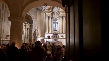 Vilnius, Litvanya - 31 Mart 2024: Kurtarıcı İsa Kilisesi 'nde Katolik Paskalya Ayini.