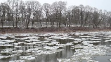 Neris nehri krep buzuyla kaplı. Soğuk, karamsar bir kış günü. Manzaralı kış şehri manzarası. Vilnius, Litvanya.