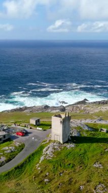Banbas Crown 'un dikey hava manzarası, Malin Head' in ikonik mücevheri, Irelands 'ın en kuzey noktası, Vahşi Atlantik Yolu, muhteşem kıyı yolu. Doğanın harikaları. Sayısız Keşif Noktaları. Ortak Donegal