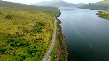 Killary Harbour ya da Killary Fjord ve Connemara Loop manzaralı hava manzaralı. İrlanda 'nın batısında çarpıcı bir fiyort. Galway ve co-Mayo arasındaki dramatik doğal sınır. Vahşi Atlantik Yolu.