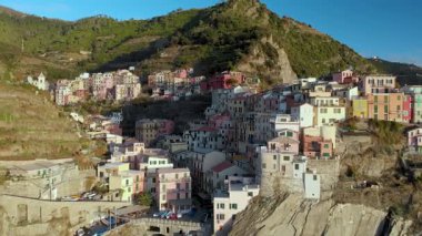 Güneşli bir akşamda Manarola köyünün hava manzarası. Ünlü Cinque Terre büyüleyici ve romantik şehirlerinin en küçüğü. İtalyan Riviera kıyı şeridi kuş bakışı, Liguria, Kuzey İtalya.
