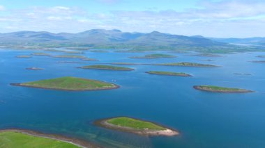 Clew Körfezi takımadalarından oluşan hava manzarası, kısmen buzul tarafından oluşturulan kireçtaşı bataryaları. Nam-ı diğer Cuan Modha, yukarıdan bakıldığında doğanın en muhteşem manzaralarından biri. Co. Mayo, İrlanda