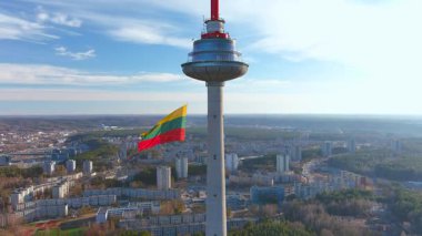 Litvanya 'nın bağımsızlığının 11 Mart' ta yeniden kazanılmasını kutlamak için Vilnius televizyon kulesinde dalgalanan üç renkli Litvanya bayrağı..