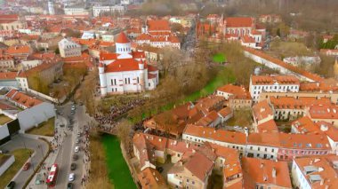 Yüzlerce insanın kutlamalardan ve Vilnius 'ta Aziz Patrick gününü kutlamaktan keyif aldığı hava manzarası. Vilnele Nehri, Ireland Günü 'nün koruyucu azizi olsun diye yeşile boyandı..