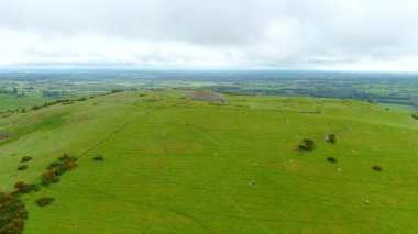 Loughstaff Cairns namı diğer Slieve na Cailleach. Ulusal anıt, Megalitik odalı mağaralar Meath İlçesi 'ndeki üç tepeye yayılmış. İrlanda 'daki en önemli tarih öncesi mezarlıklardan biri..