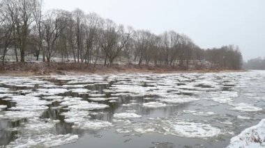 Neris nehri krep buzuyla kaplı. Soğuk, karamsar bir kış günü. Manzaralı kış şehri manzarası. Vilnius, Litvanya.
