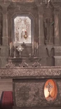 Krakow, Polonya - 8 Temmuz 2022: Ünlü Wieliczka tuz madeni. Dünyanın en eski tuz madenlerinden biri olan UNESCO Dünya Mirasları Alanı her gün çok sayıda kalabalığı çekiyor. St. Kingas Şapeli.