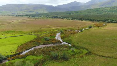 Joyces nehrinin havadan görünüşü İrlanda 'nın Connemara bölgesinde aşağı doğru iniyor. İrlanda manzarası, Galway İlçesi, İrlanda.