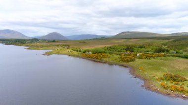 İrlanda 'nın Connemara bölgesindeki Lough Bofin Gölü' nün güzel hava manzarası. Ufukta muhteşem dağları olan İrlanda manzarası Galway ilçesi, İrlanda.