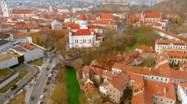 Yüzlerce insanın kutlamalardan ve Vilnius 'ta Aziz Patrick gününü kutlamaktan keyif aldığı hava manzarası. Vilnele Nehri, Ireland Günü 'nün koruyucu azizi olsun diye yeşile boyandı..
