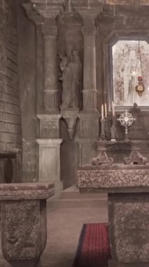 Krakow, Polonya - 8 Temmuz 2022: Ünlü Wieliczka tuz madeni. Dünyanın en eski tuz madenlerinden biri olan UNESCO Dünya Mirasları Alanı her gün çok sayıda kalabalığı çekiyor. St. Kingas Şapeli.