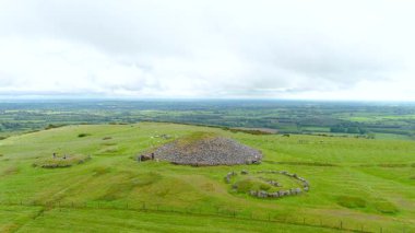 Loughstaff Cairns namı diğer Slieve na Cailleach. Ulusal anıt, Megalitik odalı mağaralar Meath İlçesi 'ndeki üç tepeye yayılmış. İrlanda 'daki en önemli tarih öncesi mezarlıklardan biri..