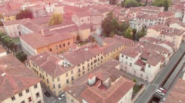 El değmemiş Rönesans dönemi şehir duvarları ve iyi korunmuş tarihi merkeziyle ünlü Lucca şehrinin hava günbatımı manzarası. Lucca ili, Toskana, İtalya.