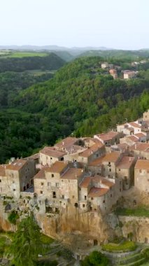 Küçük Kudüs olarak bilinen volkanik tufa sırtı üzerindeki Pitigliano kasabasının dikey hava manzarası. Etrüsk mirası, Grosseto, Toskana, İtalya.