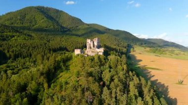 Likava Kalesi veya Likavsky Hrad. Slovakya 'nın merkezindeki en büyük kalelerden biri. Geç Gotik ve Rönesans vasiyetnamesi. Liptov ve Choc Dağları 'nın günbatımı manzarasıyla çevrili iyi korunmuş harabeler..