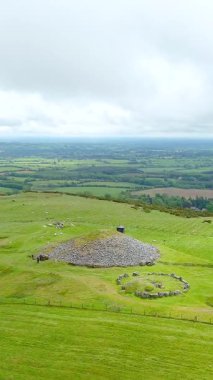 Loughstaff Cairns namı diğer Slieve na Cailleach. Ulusal anıt, Megalitik odalı mağaralar Meath İlçesi 'ndeki üç tepeye yayılmış. İrlanda 'daki en önemli tarih öncesi mezarlıklardan biri..