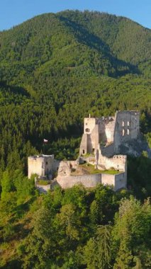 Likava Kalesi veya Likavsky Hrad. Slovakya 'nın merkezindeki en büyük kalelerden biri. Geç Gotik ve Rönesans vasiyetnamesi. Liptov ve Choc Dağları 'nın günbatımı manzarasıyla çevrili iyi korunmuş harabeler..