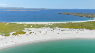 Dogs Bay ve Gurteen Bay plajları. Sırt sırta uzanmış, kum tepecikleriyle ayrılmış iki çarpıcı beyaz kumsal. Varış yeri Connemara 'daki Roundstone Köyü. Galway İlçesi, İrlanda.